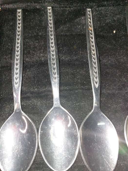 A SET OF 12 VINTAGE TEASPOONS OF STAINLESS STEEL