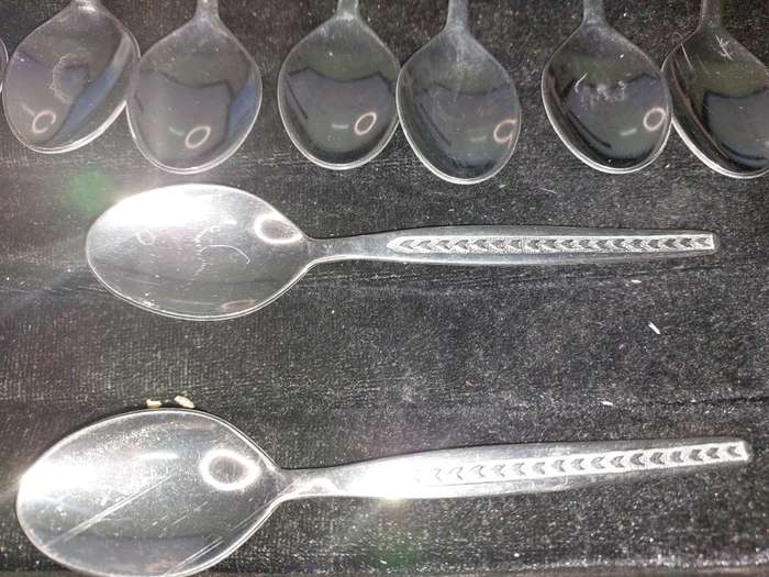 A SET OF 12 VINTAGE TEASPOONS OF STAINLESS STEEL