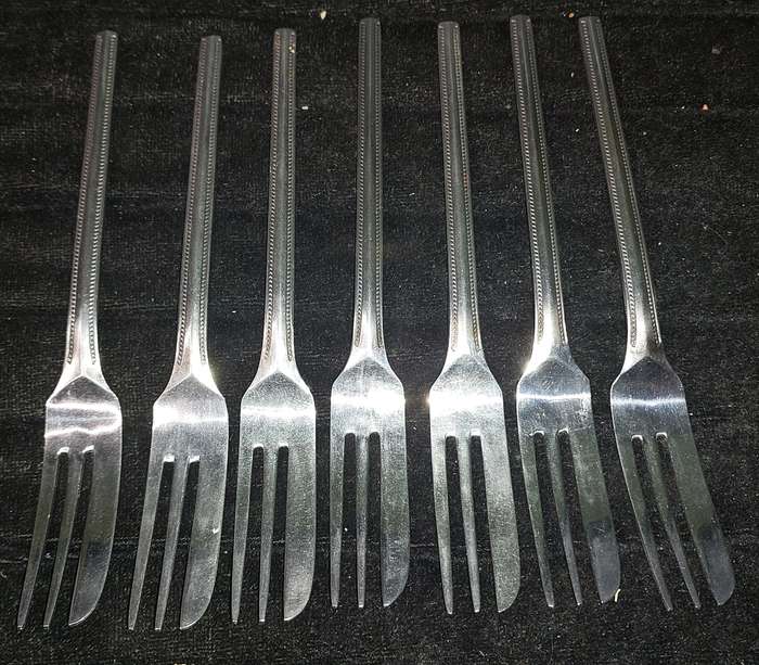 A SET OF 7 STAINLESS STEEL BELLERINA TWIST CAKE FORKS