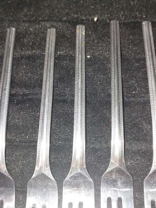 A SET OF 7 STAINLESS STEEL BELLERINA TWIST CAKE FORKS