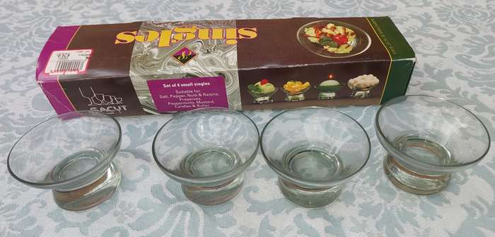 A SET OF 4 SINGLES ART DECOR GLASS SERVING BOWLS
