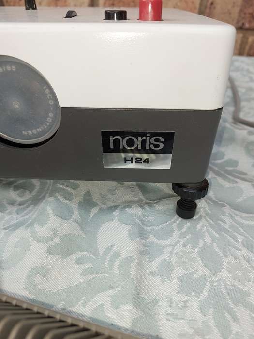 A VINTAGE NORIS H24 SLIDE PROJECTOR MADE IN GERMANY