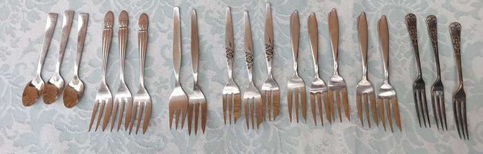 A BULK VINTAGE AND ANTIQUE COLLECTION CAKE FORKS AND DESERT SPOONS