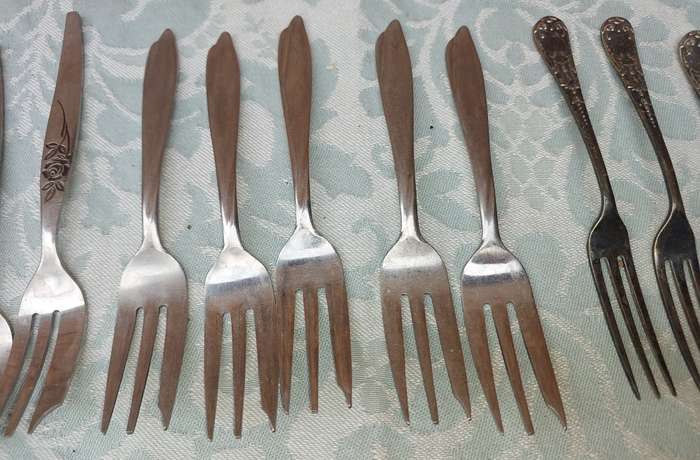 A BULK VINTAGE AND ANTIQUE COLLECTION CAKE FORKS AND DESERT SPOONS