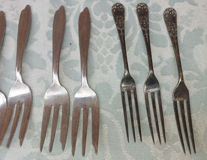 A BULK VINTAGE AND ANTIQUE COLLECTION CAKE FORKS AND DESERT SPOONS