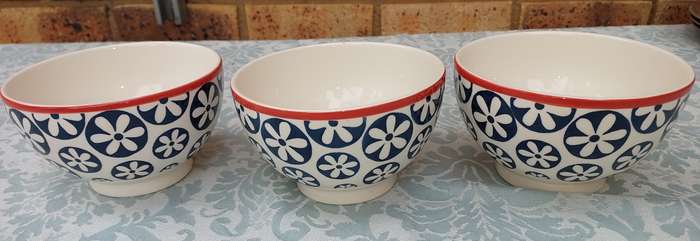 A SET OF 3 CEREAL BOWLS BY WOOLWORTHS