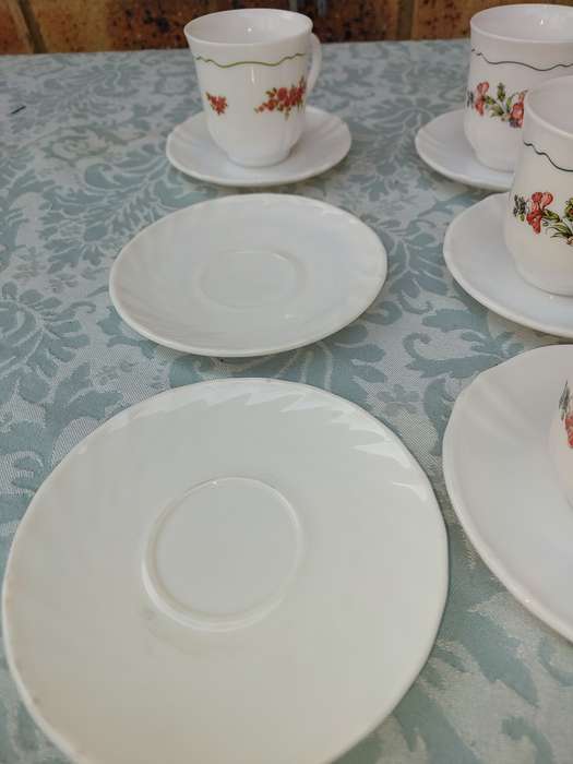A SET OF SIX PORCELAIN TEACUPS AND SAUCERS