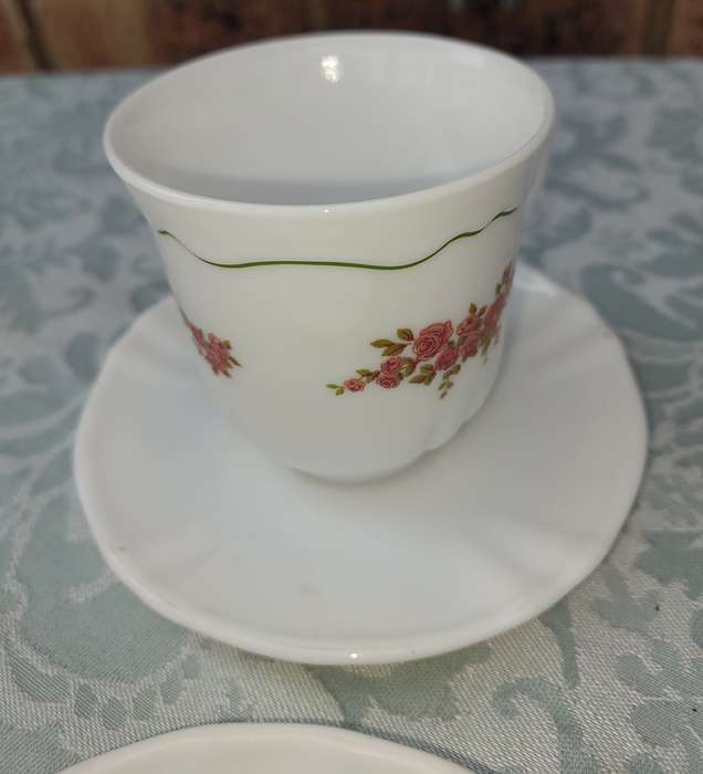 A SET OF SIX PORCELAIN TEACUPS AND SAUCERS