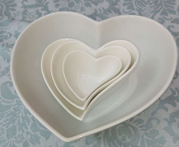 A WHITE STACK MAXWELL AND WILLIAM ART DECOR CONDIMENTS SET