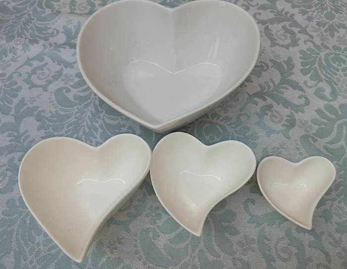 A WHITE STACK MAXWELL AND WILLIAM ART DECOR CONDIMENTS SET