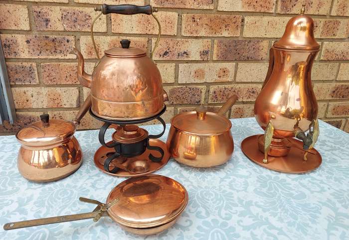 A COLLECTION OF VINTAGE COPPER KITCHEN UTENSILS