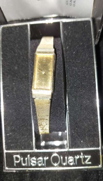 A VINTAGE GOLD PLATED LADIES PULSAR QUARTZ WATCH