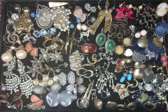 A BULK COLLECTION OF VINTAGE EARRINGS SOLD AS IS