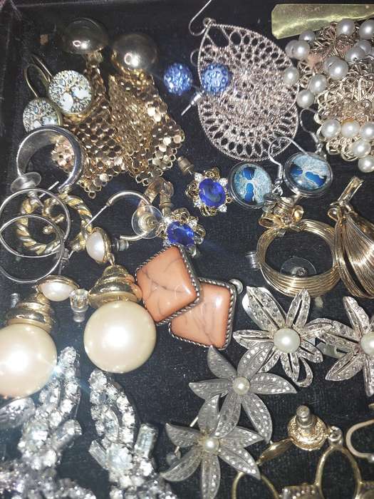 A BULK COLLECTION OF VINTAGE EARRINGS SOLD AS IS
