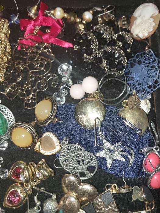 A BULK COLLECTION OF VINTAGE EARRINGS SOLD AS IS