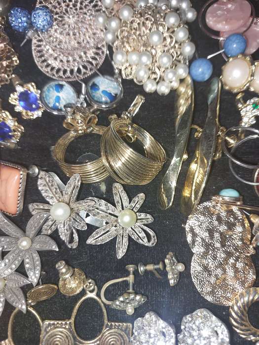 A BULK COLLECTION OF VINTAGE EARRINGS SOLD AS IS