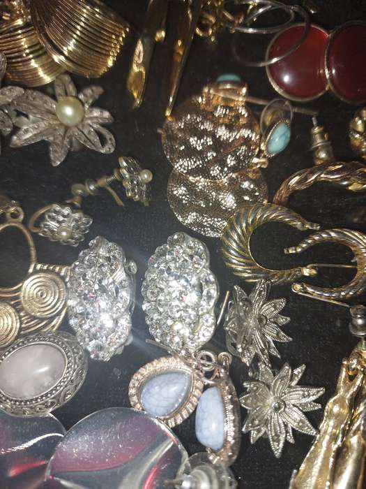 A BULK COLLECTION OF VINTAGE EARRINGS SOLD AS IS