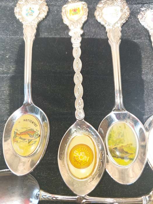 A VINTAGE COLLECTION OF 16 MEMORABILIA  SPOONS