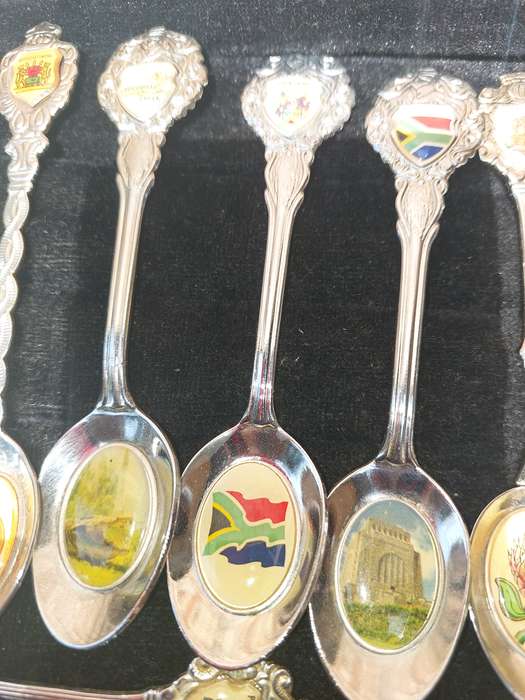 A VINTAGE COLLECTION OF 16 MEMORABILIA  SPOONS