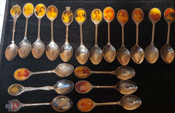 A COLLECTION OF 18 ROYAL FAMILY BRITAIN MEMORABILIA SPOONS