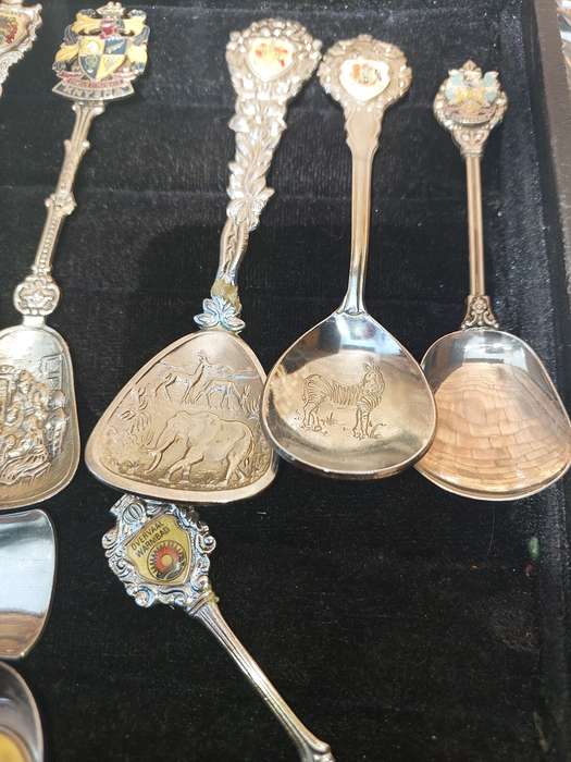 A VINTAGE JOBLOT ORNATE MEMORABILIA SPOONS