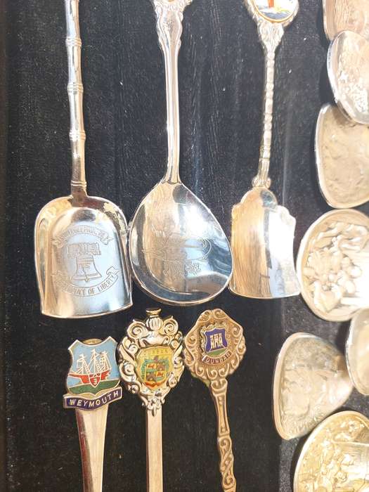 A VINTAGE JOBLOT ORNATE MEMORABILIA SPOONS