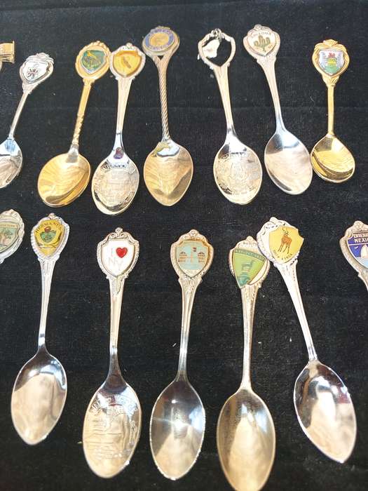 A JOBLOT COLLECTION MEMORABILIA SPOONS