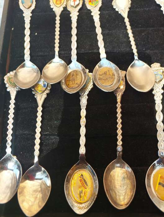 A VINTAGE COLLECTION JOBLOT MEMORABILIA SPOONS
