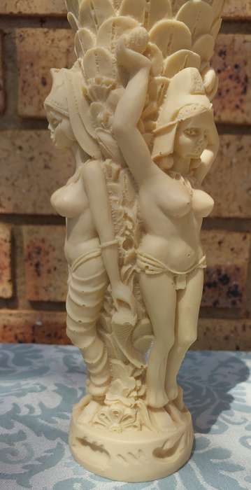 A COLLECTION OF VINTAGE CERAMIC FIGURINES AND AN ORNATE VASE