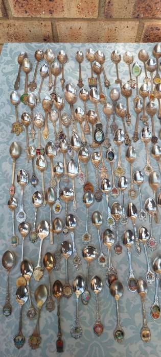 AN ENTIRE COLLECTION OF VINTAGE MEMORABILIA SPOONS