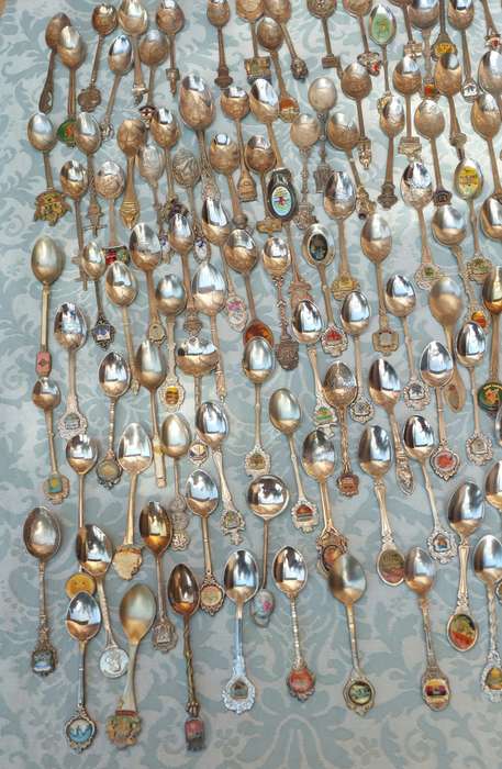 AN ENTIRE COLLECTION OF VINTAGE MEMORABILIA SPOONS
