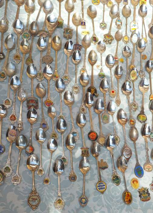 AN ENTIRE COLLECTION OF VINTAGE MEMORABILIA SPOONS
