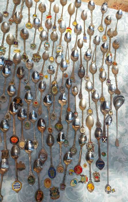 AN ENTIRE COLLECTION OF VINTAGE MEMORABILIA SPOONS