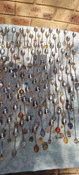 AN ENTIRE COLLECTION OF VINTAGE MEMORABILIA SPOONS