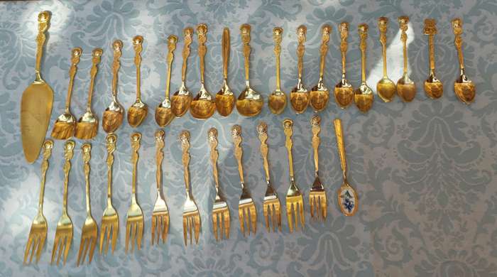 AN ENTIRE COLLECTION OF EETRITE DESERT AND CAKE CUTLERY GOLDPLATED