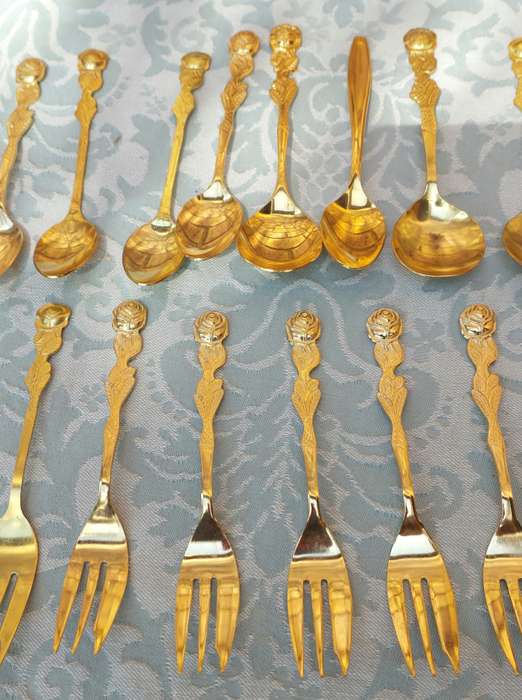 AN ENTIRE COLLECTION OF EETRITE DESERT AND CAKE CUTLERY GOLDPLATED