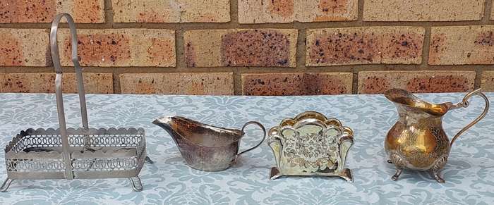 A VINTAGE JOBLOT KITCHENALIA UTENSILS