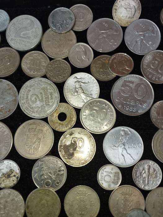 A VINTAGE JOBLOT INTERNATIONAL COINS