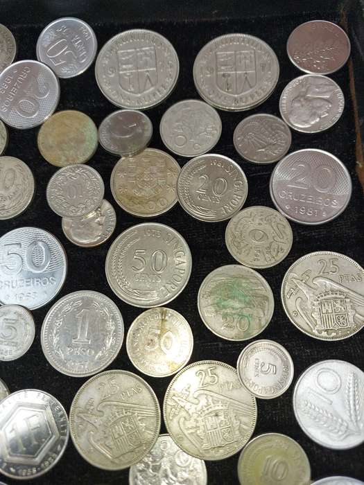 A VINTAGE JOBLOT INTERNATIONAL COINS