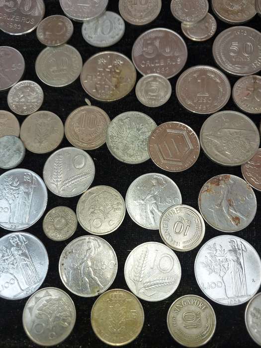 A VINTAGE JOBLOT INTERNATIONAL COINS