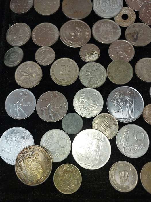 A VINTAGE JOBLOT INTERNATIONAL COINS