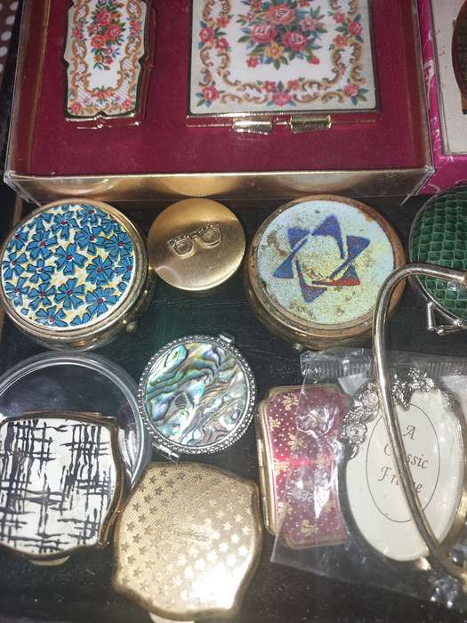 A VINTAGE JOBLOT COLLECTION COMPACTS , MIRRORS AND PILL BOXES