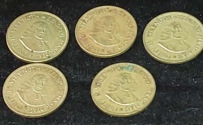 A COLLECTION OF 5 ANTIQUE  SOUTH AFRICAN BRASS 1 CENT COINS