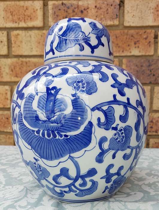 A VINTAGE PORCELAIN JAPANESE GINGER JAR