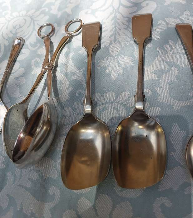 A COLLECTION OF VINTAGE CUTLERY