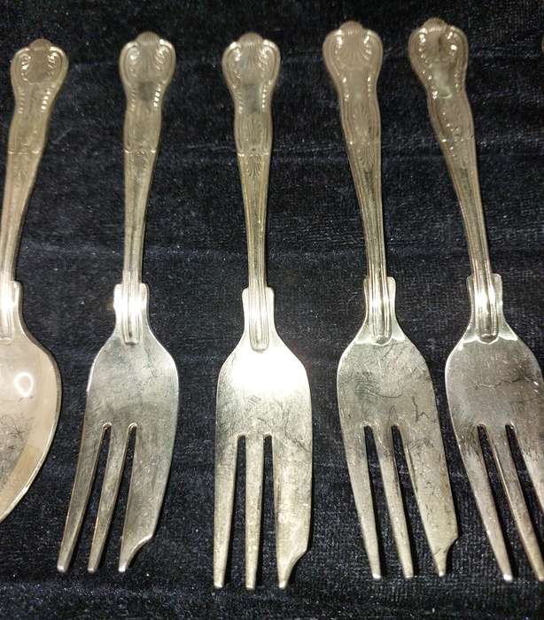 A SET 0F 10 DESERT SPOONS AND FORKS STAINLESS STEEL 24CT GOLD PLATED