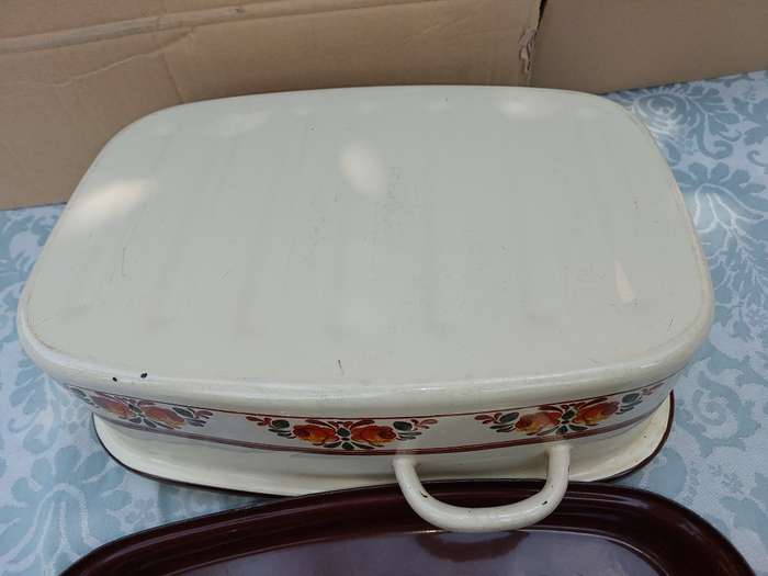 A VINTAGE ENAMEL WITH FLORAL PATTERN ROASTING PAN AND LID