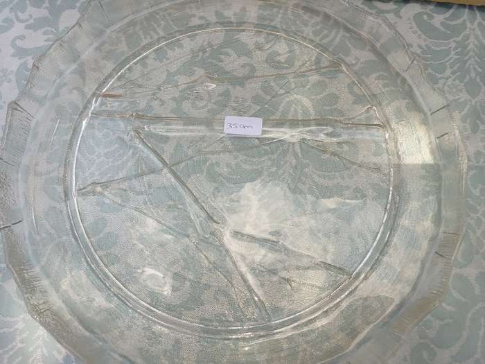 A COLLECTION OF 4 ART DECOR GLASS SERVING PLATTERS