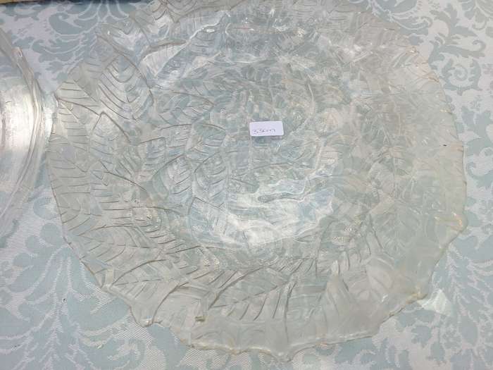 A COLLECTION OF 4 ART DECOR GLASS SERVING PLATTERS