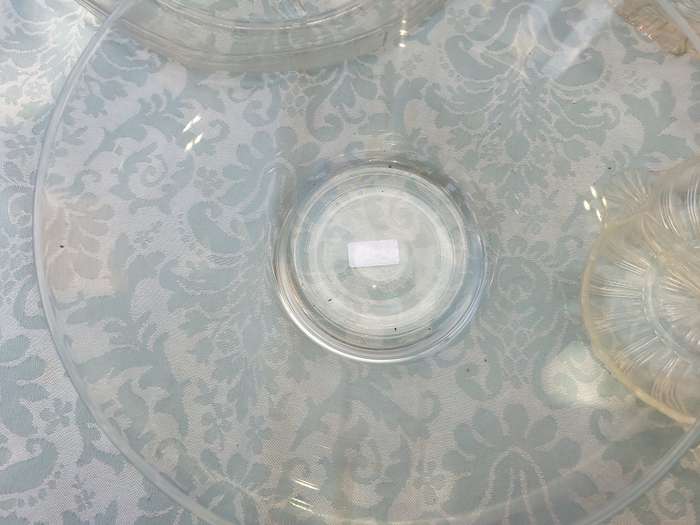 A COLLECTION OF 4 ART DECOR GLASS SERVING PLATTERS